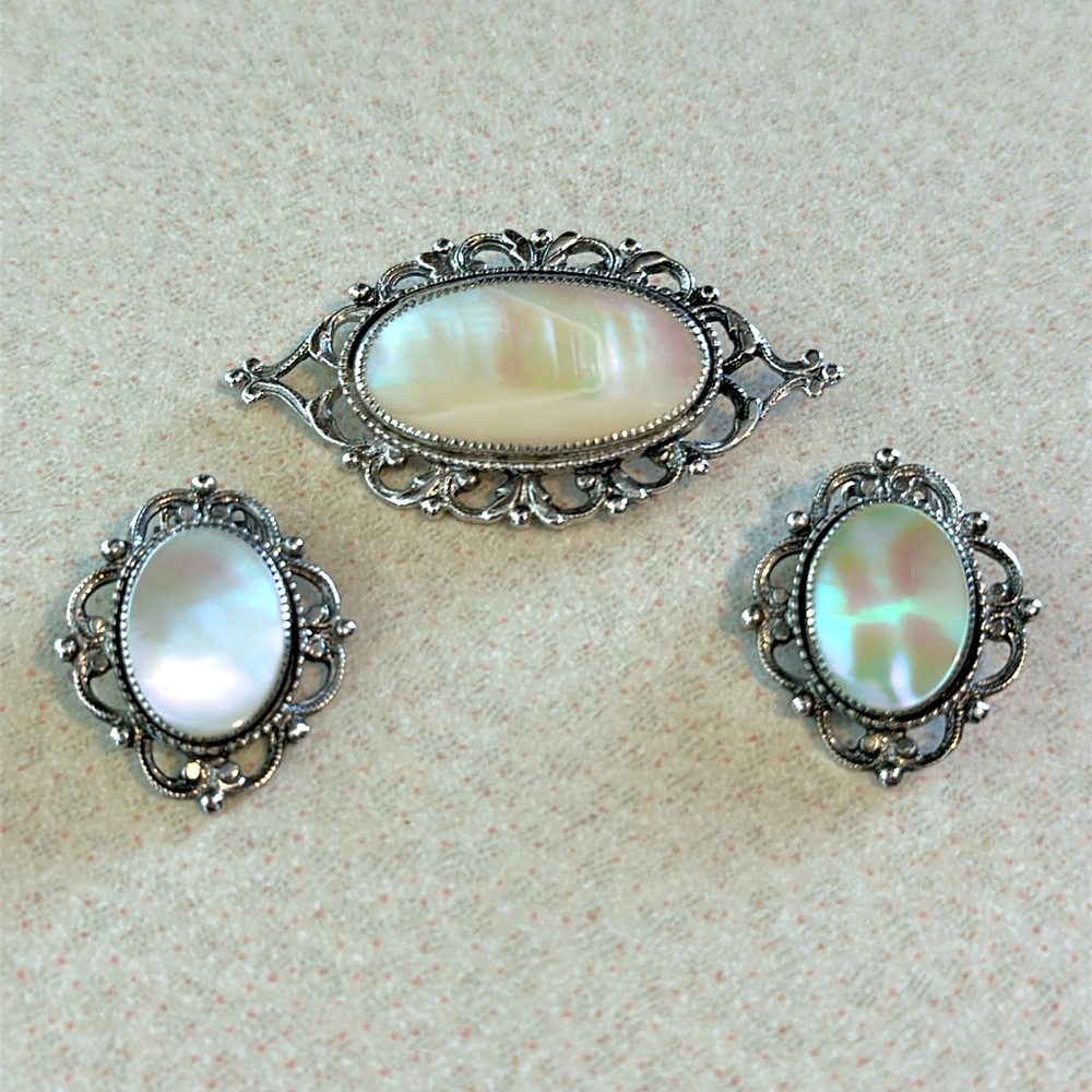 Vintage Whiting & Davis Co Broach and earrings set. Broach is not marked (712)